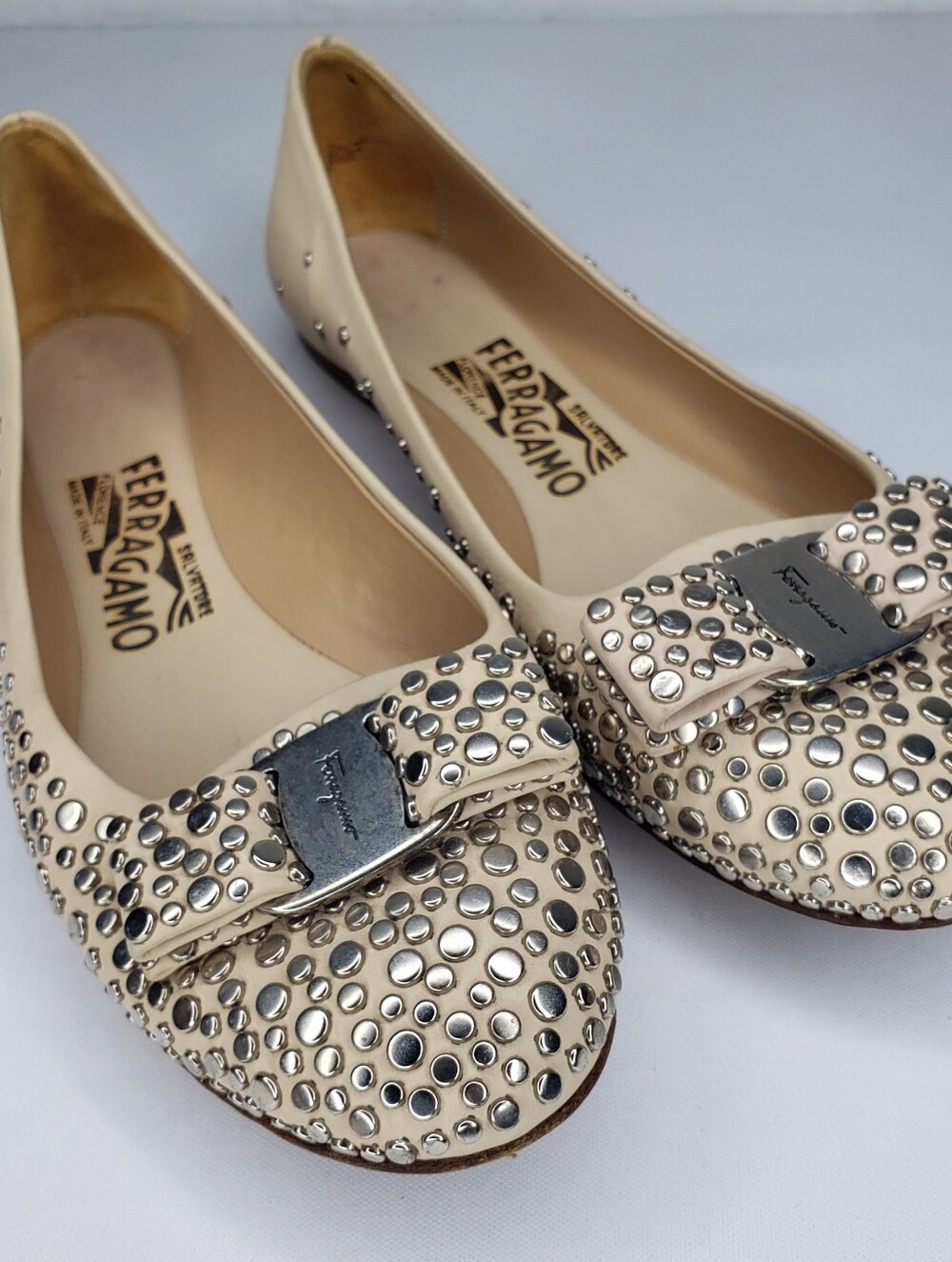 Salvatore Ferragamo Nude Studded Vara Bow Leather Flats - Picture 9 of 9